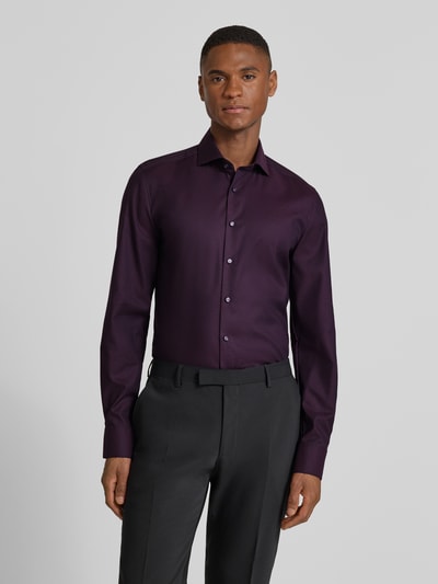 Männermodel trägt Slim Fit Businesshemd aus Baumwolle mit Kentkragen von OLYMP Level Five, Baumwoll-Elasthan-Mix, Knopfleiste, Ganzkörperansicht von vorne.