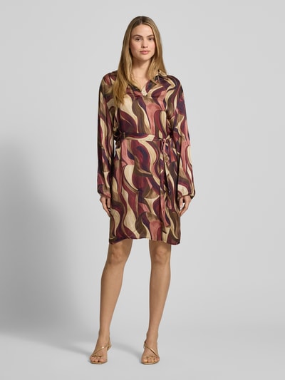 Vrouwenmodel draagt Minikleid aus Viskose mit Bindegürtel Modell 'Be44atricee' van ZABAIONE met abstract patroon, A-lijn, V-hals, lange mouwen, geheel lichaam van voren.