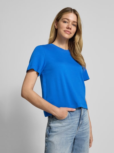 Frauenmodel trägt Regular Fit T-Shirt aus reiner Baumwolle von s.Oliver RED LABEL, Optik: Unifarben, Länge: Cropped, Rundhals-Ausschnitt, Ärmelform: Kurzarm, Materialverarbeitung: Jersey, Ganzkörperansicht von vorne.