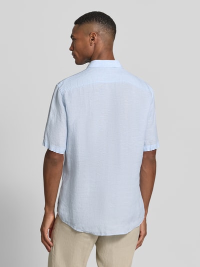Męski model nosi Casual Fit Freizeithemd aus Leinen von OLYMP Level Five, jasnoniebieski, kołnierzyk typu kent, listwa guzikowa, len, długość tyłu w rozmiarze M: 76 cm, szerokość w rozmiarze M: 48 cm, długość rękawów w rozmiarze M: 28 cm, widok całej sylwetki od tyłu