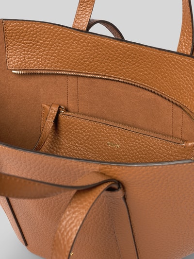 Produktfoto, Handtasche mit Label-Detail Modell 'COSMO' von Abro aus cognacfarbenem, genarbtem Leder, Hauptfach mit Reißverschluss, Innentasche, Tragehenkel, Schulterriemen, Maße ca. 40x25x13 cm, Riemenlänge 61 cm.