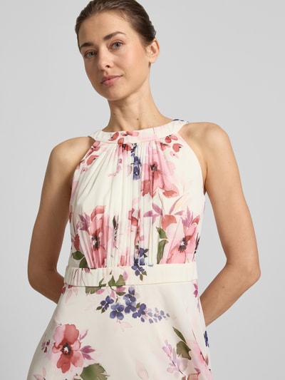 Frauenmodel trägt Midikleid mit floralem Allover-Print von Christian Berg Cocktail in Weiß und Rosa mit Gelegte Falten, Tailliert, Rundhalsausschnitt, Ärmelloses-Design, Nahtreißverschluss, Nahaufnahme Oberkörper. Rückenlänge 115 cm, Brustweite 40 cm in Größe 36.