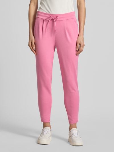 Frauenmodell trägt Sweatpants mit Tunnelzug Modell 'KATE' von ICHI in Pink, Regular Fit, elastischer Bund, glatte Textur, Ganzkörperansicht von vorne.