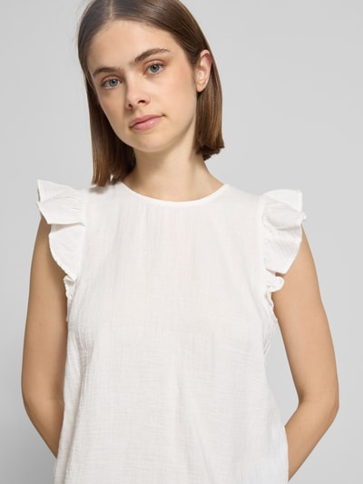 Frauenmodel trägt Regular Fit Top aus reiner Baumwolle Modell 'SASTINA' von Pieces, Optik: Unifarben, Flammgarn, Rundhals-Ausschnitt, Nahaufnahme Oberkörper.