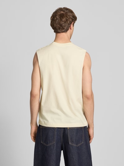 Männermodel trägt T-Shirt mit Stitching von Jack & Jones aus Reine Baumwolle, Relaxed-Fit, Rundhalsausschnitt, Rückenlänge 69 cm, Ganzkörperansicht Rückansicht.