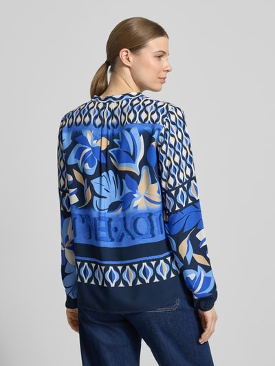 Vrouwenmodel draagt Blusenshirt aus Viskose mit Tunikakragen van Betty Barclay in blauw all-over look, regular fit, ruglengte 67 cm, zuiver viscose, tuniekkraag, v-hals, mouwlengte 65 cm, geheel achteraanzicht.