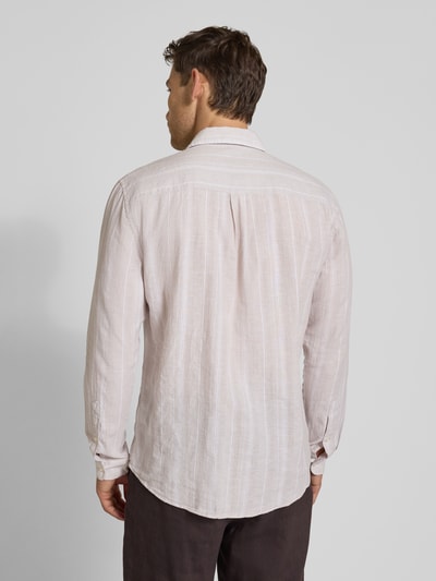 Männermodel trägt Regular Fit Freizeithemd aus Leinen-Baumwoll-Mix mit Kentkragen von MCNEAL, Streifenmuster, Rückenlänge 76 cm, Schulterbreite 47 cm, Ärmellänge 67 cm, Ganzkörperansicht Rückansicht.