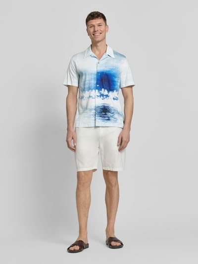 Männermodel trägt Casual Fit Freizeithemd im Allover-Look von PAUL SMITH aus Baumwoll-Micromodal-Mix mit Kentkragen und Brusttasche, Ganzkörperansicht von vorne.
