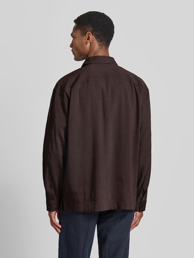 Männermodel trägt Regular Fit Overshirt aus Leinen-Mix von BOSS, Optik: Unifarben, Passform: Regular-Fit, Ganzkörperansicht Rückansicht.