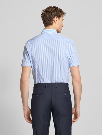 Männermodel trägt Slim Fit Business-Hemd aus katoen met kentkraag van Jake*s, lichtblauw wit gestreept, knoopsluiting, 1/2-mouwen, ruglengte 79 cm, schouderbreedte 47 cm, mouwlengte 24 cm, Ganzkörperansicht Rückansicht.