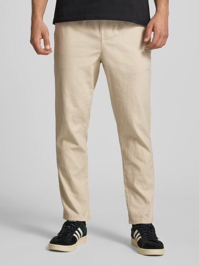 Männermodel trägt Tapered Leinenhose aus Baumwoll-Leinen-Mix Modell 'LINUS' von Only & Sons, Melange-Optik, Ganzkörperansicht von vorne.