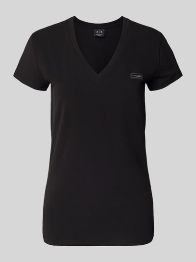 Produktfoto, schwarzes T-Shirt mit V-Ausschnitt und Label-Stitching von Armani Exchange, Baumwoll-Elasthan-Mix, Regular Fit, Rückenlänge bei Größe S 63 cm