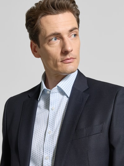 Männermodel trägt Body Fit Business-Hemd mit Kentkragen von OLYMP Level Five, feines Muster, Baumwoll-Elasthan-Mix, Nahaufnahme Oberkörper.