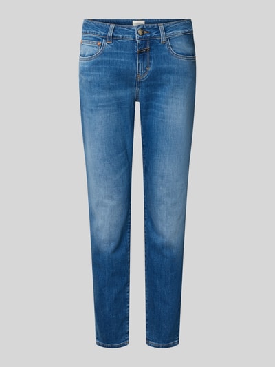 Produktfoto, Slim Fit Jeans aus Baumwoll-Mix Modell 'Baker' von Closed in mittelblau mit leichter Waschung, verkürzter Schnitt, 5-Pocket-Design. Elastischer Denim, sichtbare Nähte und feine Textur, Knopf- und Reißverschluss, 70 cm Innenbeinlänge bei Größe 27/32.