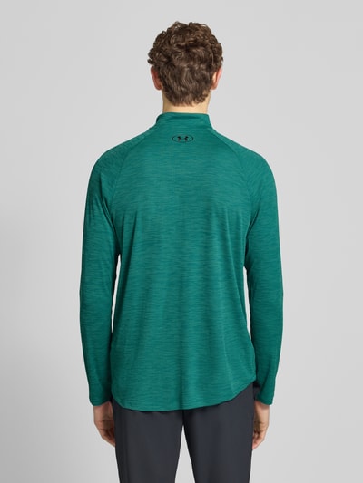 Mannenmodel draagt Sweatshirt mit kurzem Reißverschluss und Logo-Print van Under Armour in groen met logoprint, recht model, opstaande kraag, ruglengte maat M 74 cm, mouwlengte maat M 64 cm, ganzlichaamsaanzicht achteraan