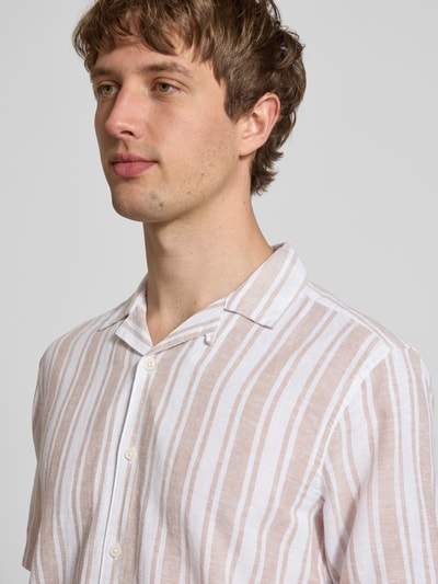 Männermodel trägt Regular Fit Leinenhemd aus Baumwoll-Leinen-Mix Modell 'CAIDEN' von Only & Sons, Optik: Allover-Muster, Nahaufnahme Oberkörper.