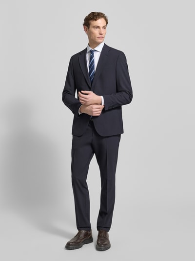 Männermodel trägt Super Slim Fit Business-Hemd mit Kentkragen von OLYMP No. Six, Baumwoll-Elasthan-Mix, Ganzkörperansicht von vorne.