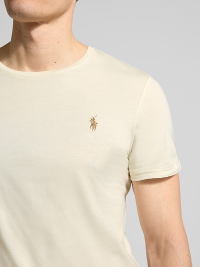 Męski model nosi Regular Fit T-Shirt aus reiner Baumwolle von Polo Ralph Lauren, jednolita optyka, logo-stitching, okrągły dekolt, krótki rękaw, jersey, materiał: czysta bawełna, zbliżenie górnej części ciała.