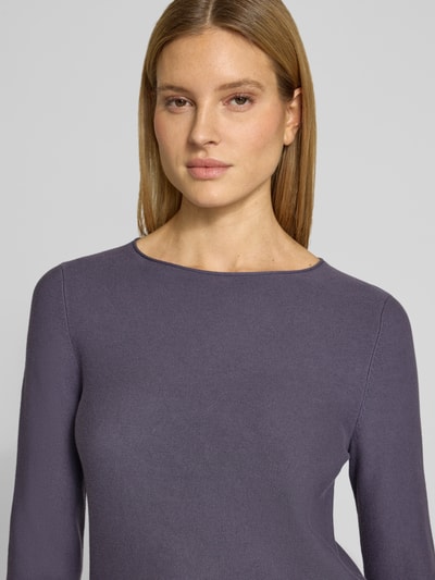 Frauenmodel trägt Regular Fit Strickpullover aus reiner Baumwolle von Marc O'Polo, unifarben, Rundhals, Stricktextur, Nahaufnahme Oberkörper.