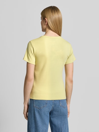 Frauenmodel trägt Regular Fit T-Shirt aus Baumwoll-Mix Modell 'DELORIS' von HUGO in Gelb, unifarben, kurzer Arm, Rückansicht Ganzkörperansicht.