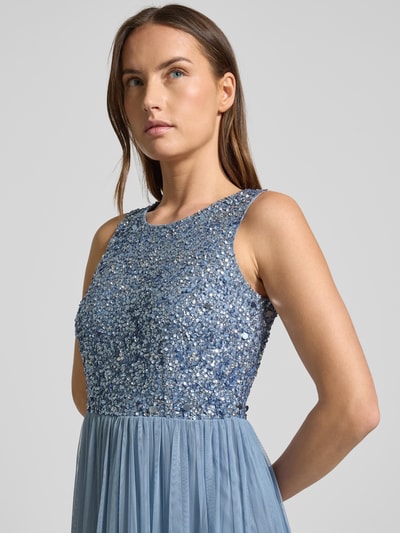 Kobiece modelka nosi Sukienka wieczorowa z cekinowym obszyciem od Lace & Beads, okrągły dekolt, szerokie ramiączka, materiał wytrzymały, lekko taliowany krój, halka nieprzezroczysta, wielowarstwowa góra, zapięcie na haftkę i wszyty zamek błyskawiczny, długość tyłu 155 cm, szerokość klatki piersiowej 33 cm, kolor niebieski, tekstura gładka i błyszcząca, detaliczne zdobienia, ujęcie: zbliżenie na górę ciała.