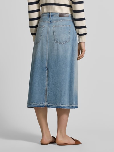 Kobiece model nosi Ausgestellter Jeansrock aus reiner Baumwolle od Marc O'Polo, denim, krój: rozkloszowana, długość midi, aplikacja: naszywka z logo, nity, detale: szlufki na pasek, dół: otwarta krawędź, 5 kieszeni, materiał: bawełna; widok całej sylwetki z tyłu.