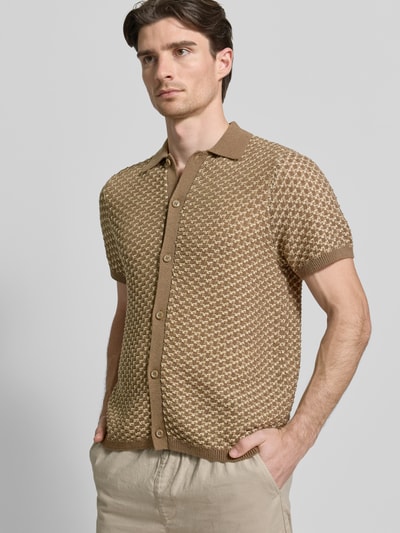 Männermodel trägt Regular Fit Freizeithemd mit Knopfleiste Modell 'RYDEN' von Guess, Material-Mix mit Leinen-Anteil, Kentkragen, 1/2-Arm, beige-braunes Strickmuster, Rückenlänge 65 cm, Schulterbreite 44 cm, Ärmellänge 25 cm, Nahaufnahme Oberkörper.