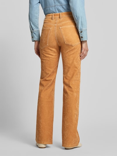 Frauenmodel trägt Bootcut Fit Jeans aus Baumwoll-Mix von Rabanne im Used-Look, 5-Pocket-Design, Rückansicht, Ganzkörperansicht.