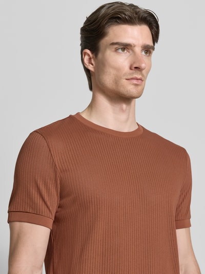 Männermodel trägt T-Shirt mit Rundhalsausschnitt von Antony Morato in Braun mit Strukturmuster aus Reine Baumwolle, Regular-Fit, Nahaufnahme Oberkörper. Rückenlänge bei Größe M: 69 cm.