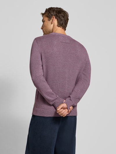 Männermodel trägt Regular Fit Pullover aus reiner Baumwolle Modell 'ALVAARIO' von ARMEDANGELS in Lila, grob strukturiertes Material, Ganzkörperansicht Rückansicht.