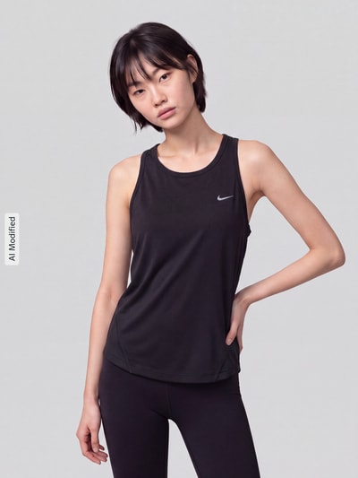 Frauenmodel trägt Slim Fit Sport-Top mit Logo-Print Modell 'Tempo' von Nike, glattes schwarzes Material, Damen Sport-Top von Nike Training, Nahaufnahme Oberkörper, KI-modifiziertes Bild.