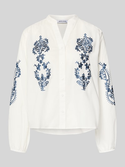 Produktfoto, weiße Regular Fit Bluse mit blauem floralem Stitching Modell 'Februar' von More & More, reine Baumwolle, lange Ärmel, Tunika-Ausschnitt, durchgehende Knopfleiste, elastische Ärmelabschlüsse, strukturierte Oberfläche
