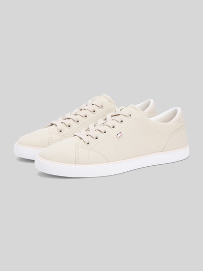 Produktfoto, Low Top Sneaker aus Canvas von Tommy Hilfiger in Optik: Unifarben mit abgerundeter Schuhspitze, flacher Absatzform, Schnürung, Logo-Applikation, Material: Reine Baumwolle, Low-Top-Silhouette, weiße Sohle, dezente Textur
