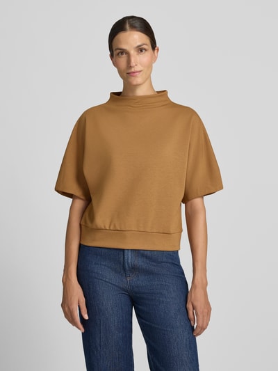 Frauenmodel trägt Regular Fit Sweatshirt mit Baumwoll-Modal-Anteil Modell 'Golli' von OPUS in Braun, kombiniert mit Jeans, Ganzkörperansicht von vorne. Damen Sweatshirt von OPUS.