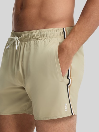BOSS Spodenki kąpielowe o kroju regular fit z detalami z logo model 'ICONIC' Oliwkowy 2