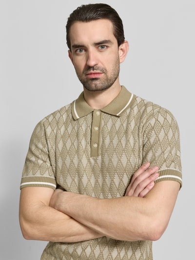 Männermodel trägt Regular Fit Poloshirt im All-over look von Jack & Jones Premium, puur katoen, polokraag, knoopsluiting, nahaufnahme oberkörper.