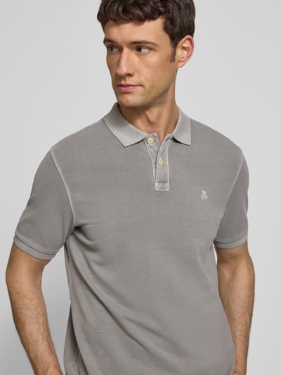 Männermodel trägt Poloshirt aus Baumwolle von MARC O’POLO DENIM, Piqué, Polokragen, Logo, gerader Schnitt, Nahaufnahme Oberkörper.