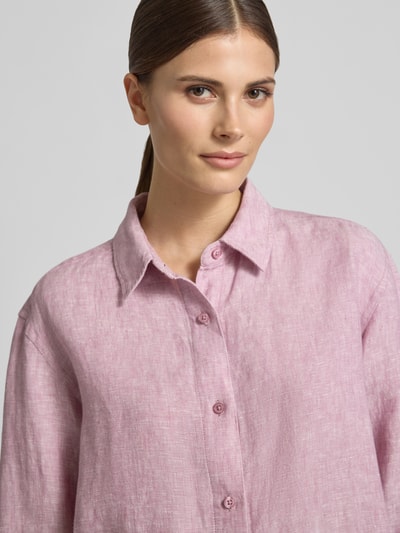 Frauenmodel trägt Regular Fit Leinenbluse mit Knopfleiste von Samsøe Samsøe in Rosa, Hemdblusenkragen, reine Leinen, Nahaufnahme Oberkörper.