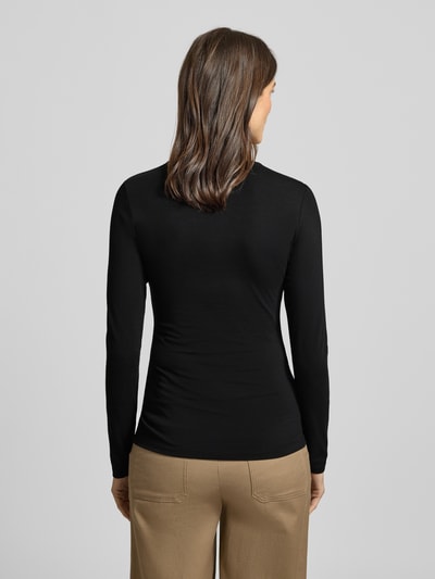 Modelka nosi bluzkę z długim rękawem z mieszanki bawełny i elastanu, krój slim fit, Model 'Smilla' od OPUS, okrągły dekolt, długość tyłu w rozmiarze 36: 63 cm, czarny kolor, widok całej sylwetki z tyłu.