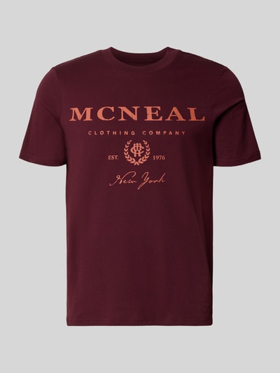 Produktfoto, T-Shirt mit Label-Print und Rundhalsausschnitt von MCNEAL in Dunkelrot, Reine Baumwolle, Regular-Fit, Rückenlänge 68 cm bei Größe M.