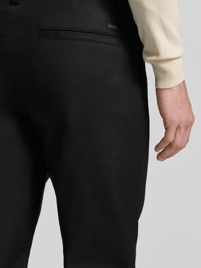 Męski model nosi Tapered Chino mit Kordelzug Model 'CHINO ST-P' von BOSS Orange, efekt: jednolity kolor, aplikacja z metką, mieszanka bawełny, detaliczne ujęcie tylnej części ciała.