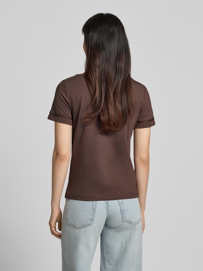 Frauenmodel trägt T-Shirt mit Lochstickerei und Rundhalsausschnitt von Jake*s Casual in Braun, Reine Baumwolle, Regular-Fit, Rückenlänge 56 cm, Ganzkörperansicht Rückansicht.