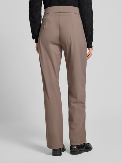 Vrouwenmodel draagt Straight Leg Jogpants uit hightech jersey model 'CANDICE' van Raffaello Rossi in taupe, elastische band, vetersluiting; dames jogpants, bandwijdte maat 36: 40 cm, binnenbeenlengte maat 36: 84 cm, geheel achteraanzicht.