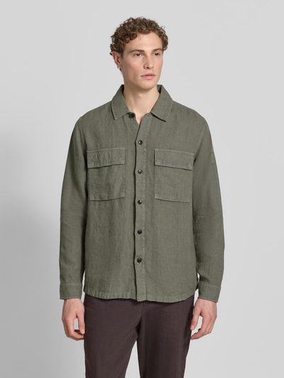 Mannelijk model draagt Relaxed Fit vrijetijdsoverhemd uit puur linnen model 'LOCKY' van BOSS Orange, look: effen, geheel van voren.