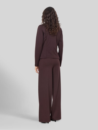 Frauenmodel trägt Slim Fit żakiet zapinany na 2 guziki Model 'SC-DANIELA 1' od Soyaconcept, jednokolorowy, kołnierz z połami, długi rękaw, materiał z dodatkiem wiskozy, Ganzkörperansicht Rückansicht.