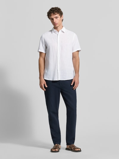 Männermodel trägt Regular Fit Freizeithemd aus Leinen-Baumwoll-Mix von MCNEAL, weiß, Knopfleiste, Kentkragen, Ganzkörperansicht von vorne. Rückenlänge 74 cm, Schulterbreite 50 cm, Ärmellänge 25 cm, Größe M.