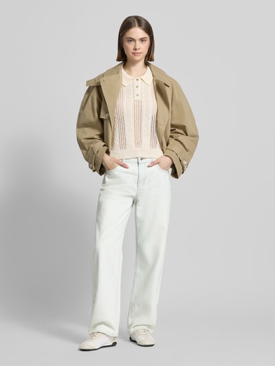 Modelka kobieca ma na sobie Straight Fit Jeans mit Logo-Print od Calvin Klein Jeans z czystej bawełny, jasny kolor, fason straight fit, 5 kieszeni, zapięcie na guzik i zamek, Szerokość w rozmiarze 27/32: 41 cm, długość wewnętrzna nogawki w rozmiarze 27/32: 76 cm; całkowity widok z przodu.