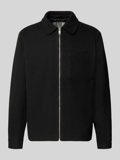 Produktfoto, schwarze Jacke mit Brusttasche und Kentkragen Modell 'ROLFSTED' von Casual Friday, glatte Textur, Reißverschluss, gerader Schnitt