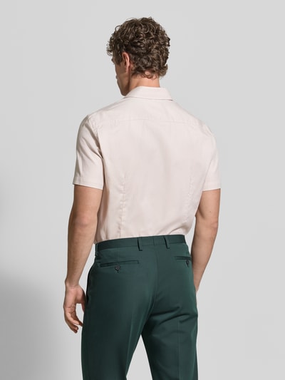 Männermodel trägt Slim Fit Business-Hemd aus Baumwolle mit Kentkragen von Jake*s, cremefarben, Rückenansicht, Ganzkörperansicht Rückansicht