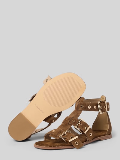 Produktfoto, Sandalette aus Leder mit Nieten von ALMA EN PENA in Braun, Riemen mit Dornschließe, glatte Sohle, Absatzhöhe: 1 cm, Schafthöhe: 12 cm, Schaftweite: 9 cm, Größe 40